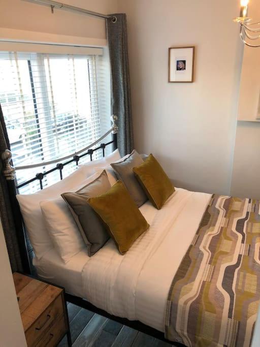 Mumbles - Modern Apartment With Panoramic Sea Views Oystermouth Exteriör bild
