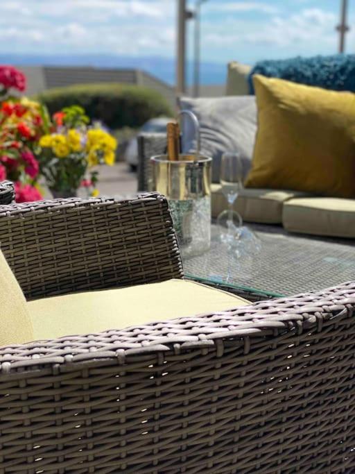 Mumbles - Modern Apartment With Panoramic Sea Views Oystermouth Exteriör bild