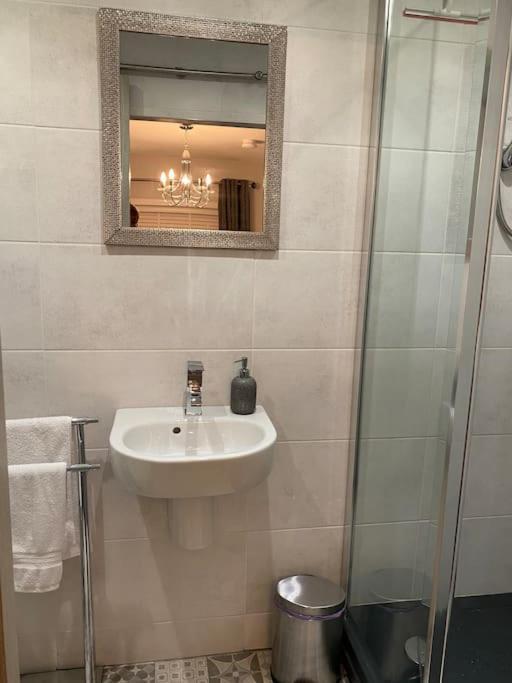 Mumbles - Modern Apartment With Panoramic Sea Views Oystermouth Exteriör bild